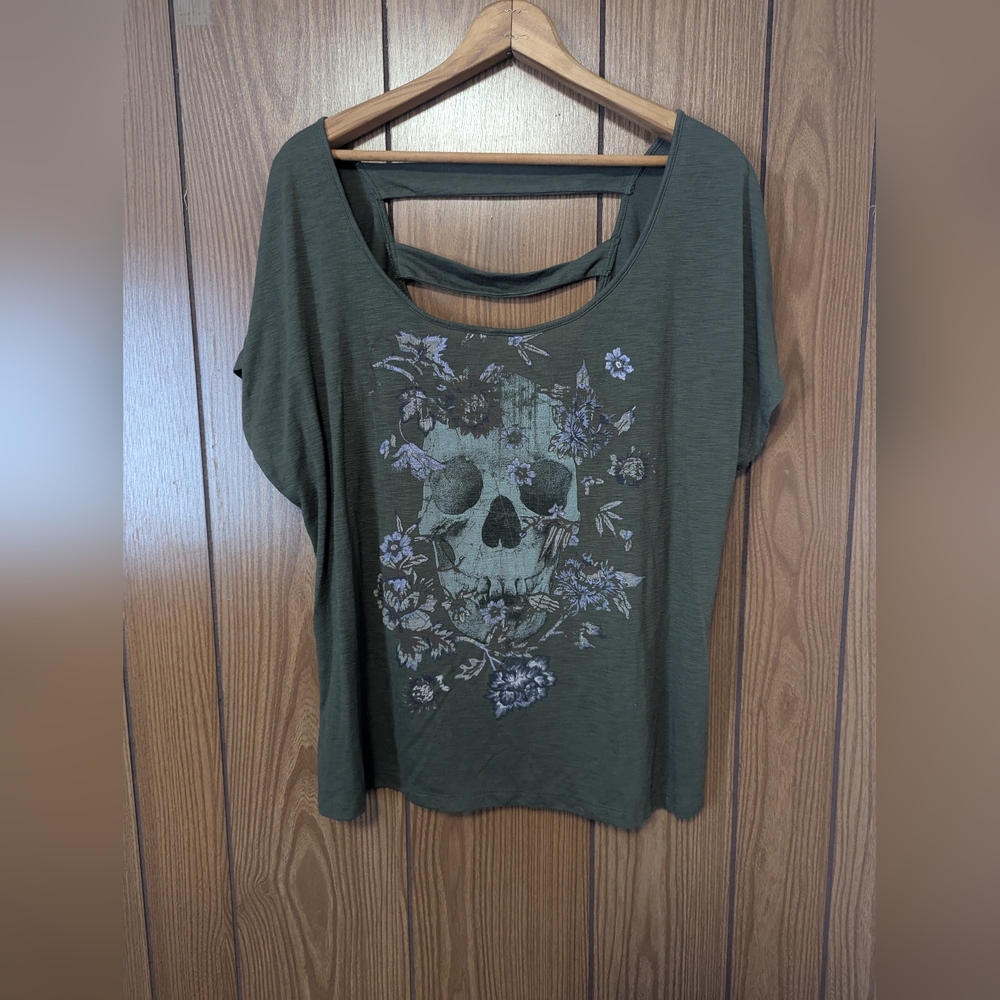 Torrid Women Green Relaxed Graphic Tshirt Skull & Flowers with Cut Out Design